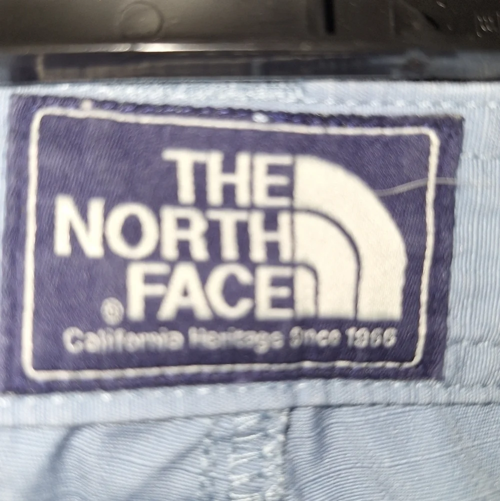 A The North Face men's cargo shorts in a size 36 regular in grey/blue Pre-loved.